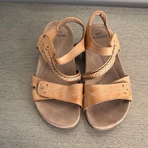 Earth Origins Light Brown Braided Sandals Size 7